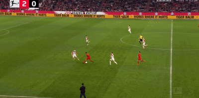 4-0血洗！1.4亿神锋单骑救主，新援双响打崩药厂，拜仁8分领跑德甲  第6张