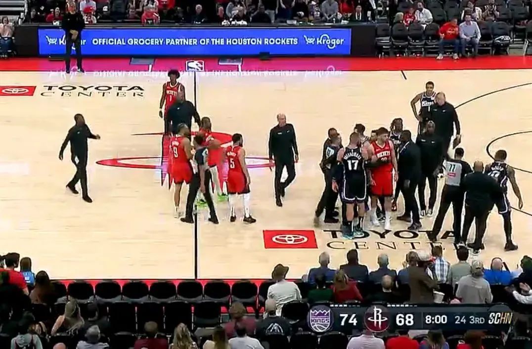 NBA常规赛：小萨伤退国王6人上双胜火箭 申京30+10德罗赞21+6  第4张
