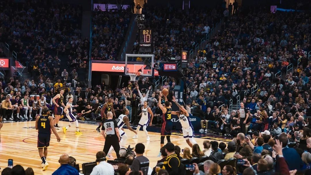 太库了！库里成NBA首位命中4000记三分的球员，勇士豪取6连胜！  第2张