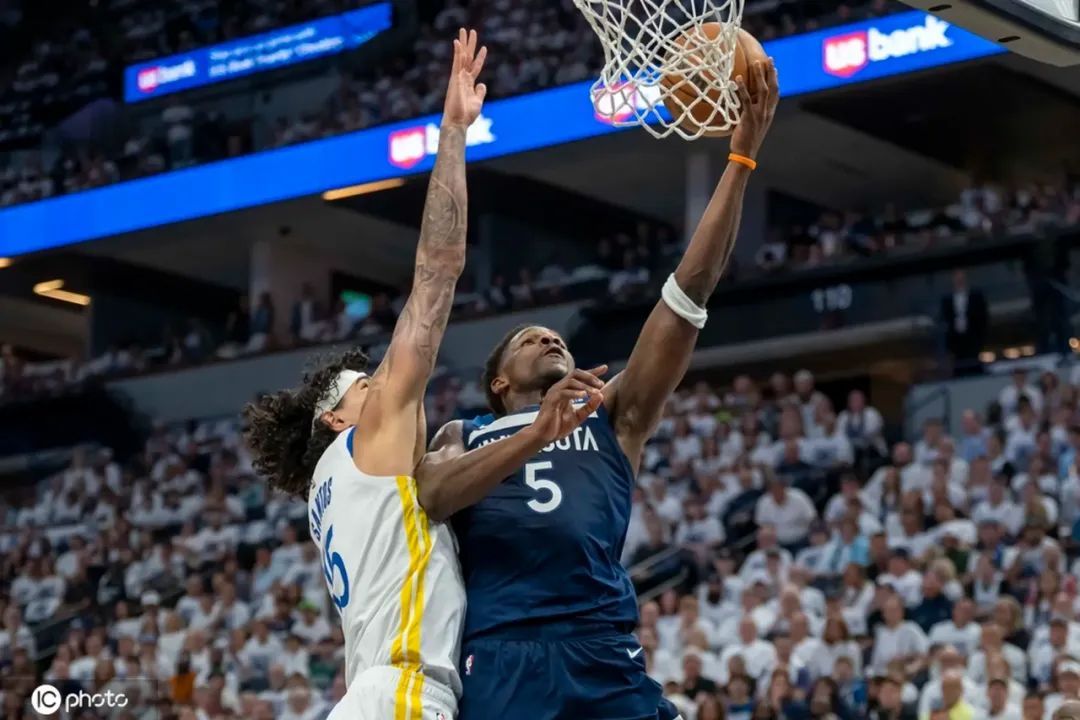 NBA｜森林狼轻取勇士追平大比分，爱德华兹带伤20+9，库里缺阵  第1张
