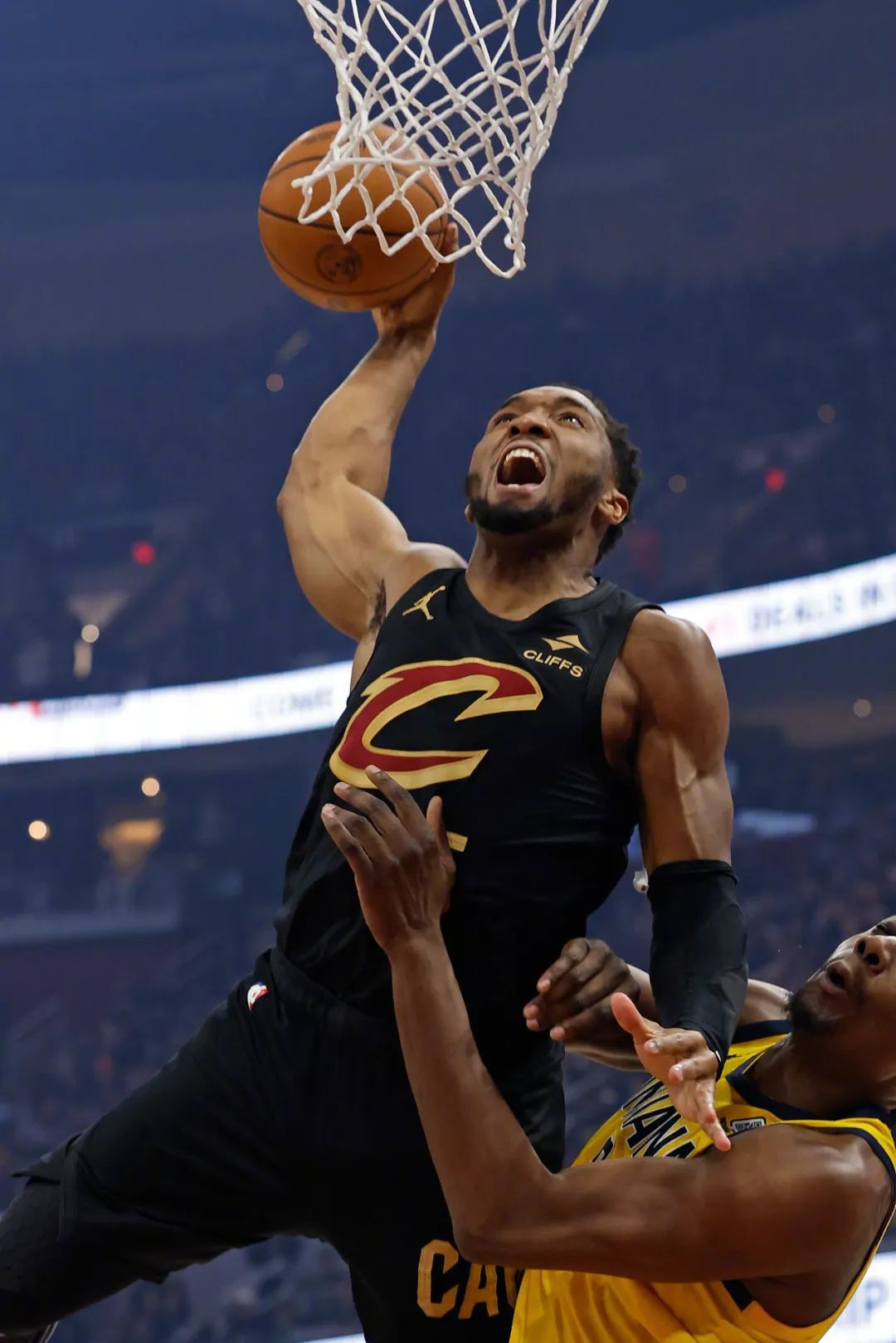NBA季后赛 | 哈利伯顿31分6板8助，米切尔带伤空砍35分，步行者连续第二年跻身东部决赛！  第2张