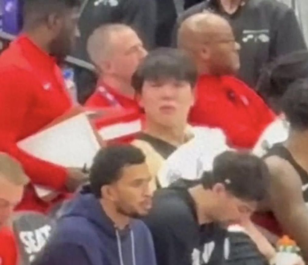 又被罚下!杨瀚森哭了,NBA季前赛收官,媒体痛批:队友太自私! 第3张 又被罚下!杨瀚森哭了,NBA季前赛收官,媒体痛批:队友太自私! 第3张